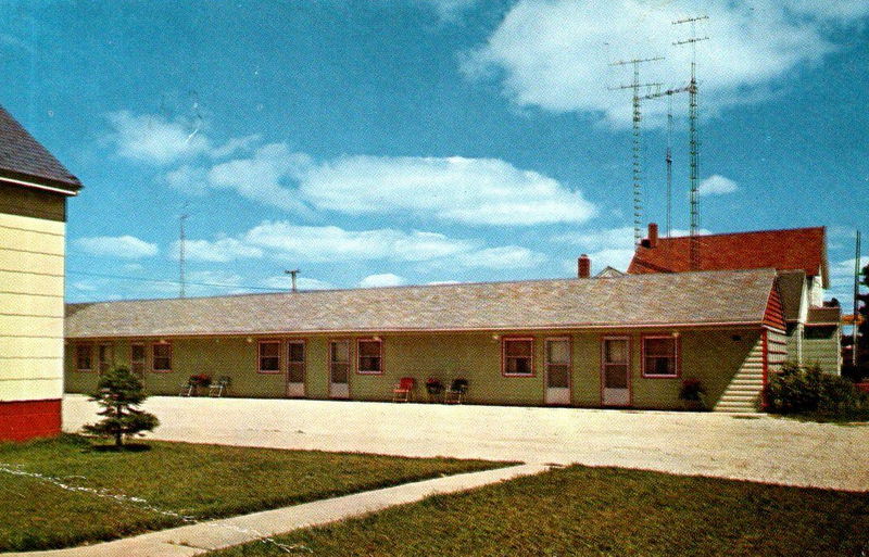 Newberry Motel - Vintage Postcard (newer photo)